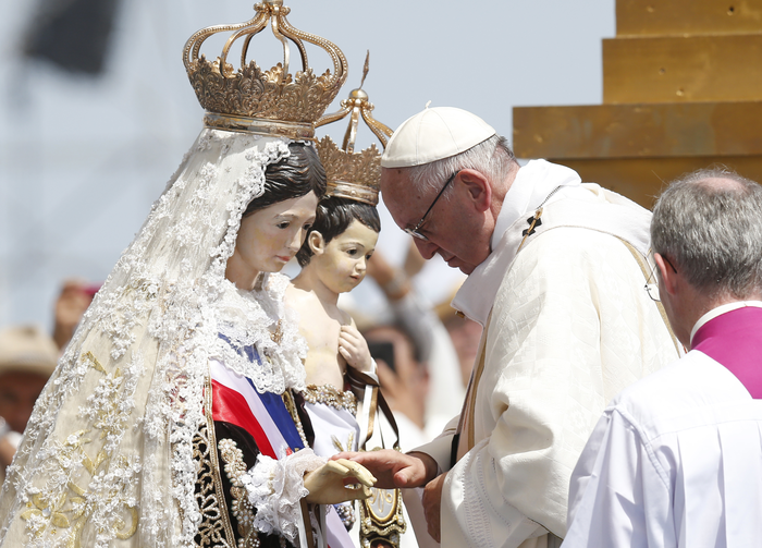 Pontiff worships Statue of Mary